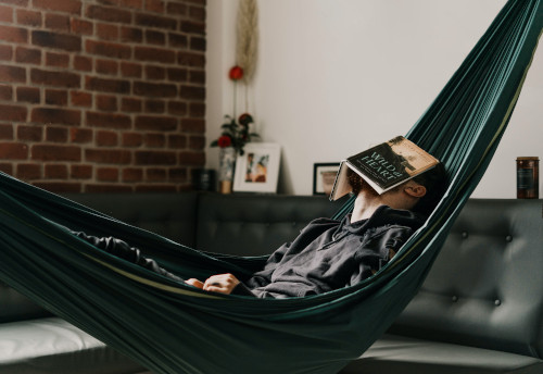 indoor Lesepause in Hängematte in Wohnung