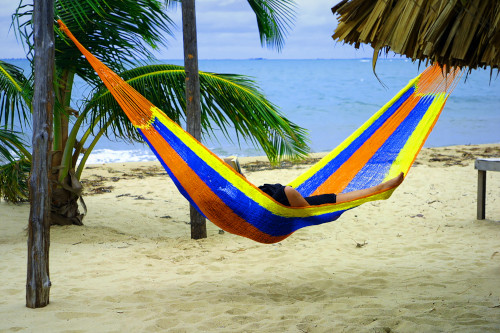 Hängematten am Strand unter Palmen